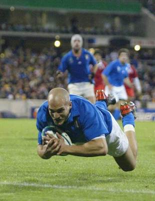 Italy winger Denis Dallan dives in to score, Italy v Tonga, World Cup, Canberra Stadium, October 15 2003