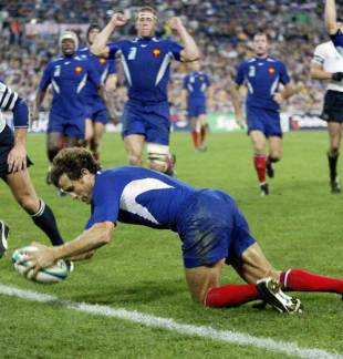 France skipper Fabien Galthie reaches out to score, France v Scotland, World Cup, Telstra Stadium, October 25 2003