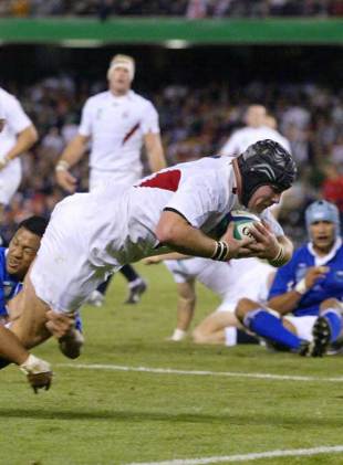 England prop Phil Vickery dives in to score against Samoa, England v Samoa, World Cup, Telstra Dome, October 26 2003