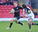Saracens' David Strettle stretches the Quins defence