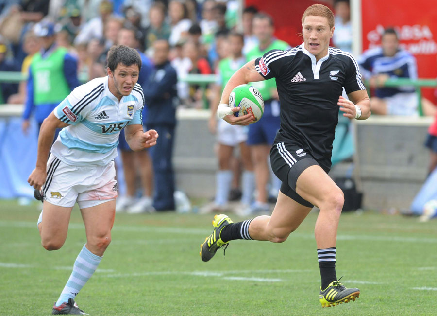 New Zealand's Declan O'Donnell stretches clear to score
