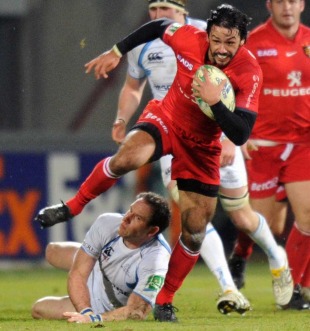 Toulouse's Clement Poitrenaud stretches the Glasgow defence, Toulouse v Glasgow, Heineken Cup, Stade Ernest Wallon, Toulouse, France, December 21, 2010

