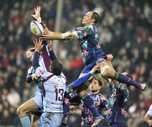 Bourgoin and Stade Francais compete for a lineout, Bourgoin v Stade Français, Top 14, Stade Pierre Rajon, Bourgoin, France, December 29, 2010

