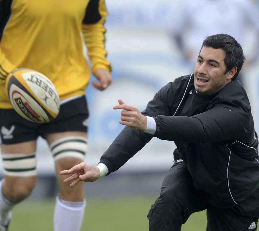 Aironi scrum-half Pablo Canavosio fires a pass during training