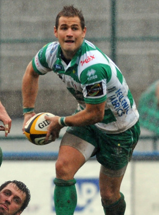Treviso's Tobie Botes looks to feed his back line, Treviso v Aironi, Magners League, Stadio Comunale di Monigo, Treviso, Italy, December 24, 2010

