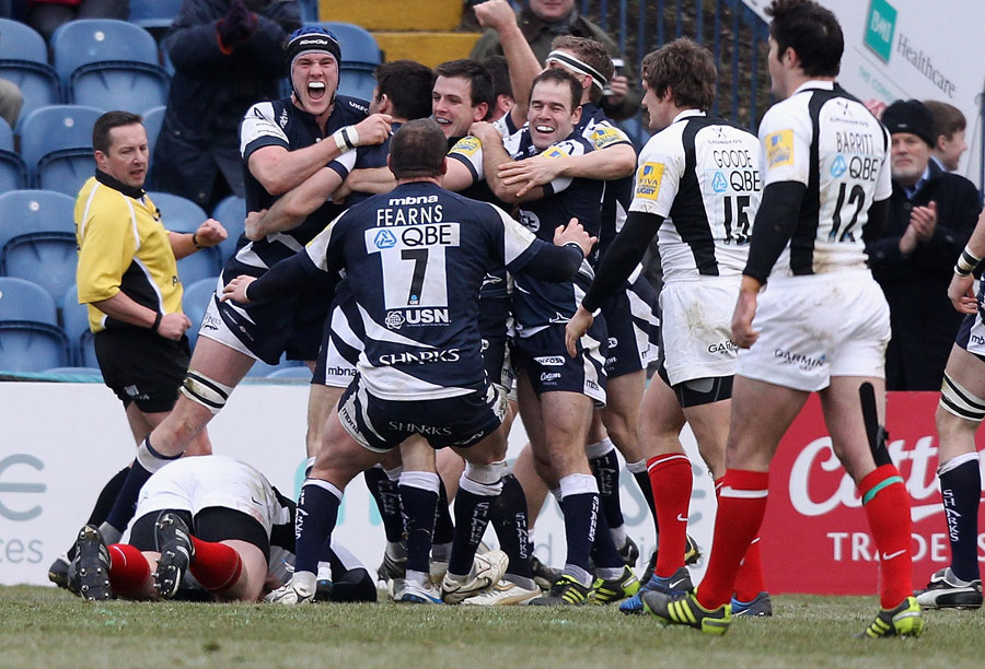 Sale's players celebrate Chris Bell's try