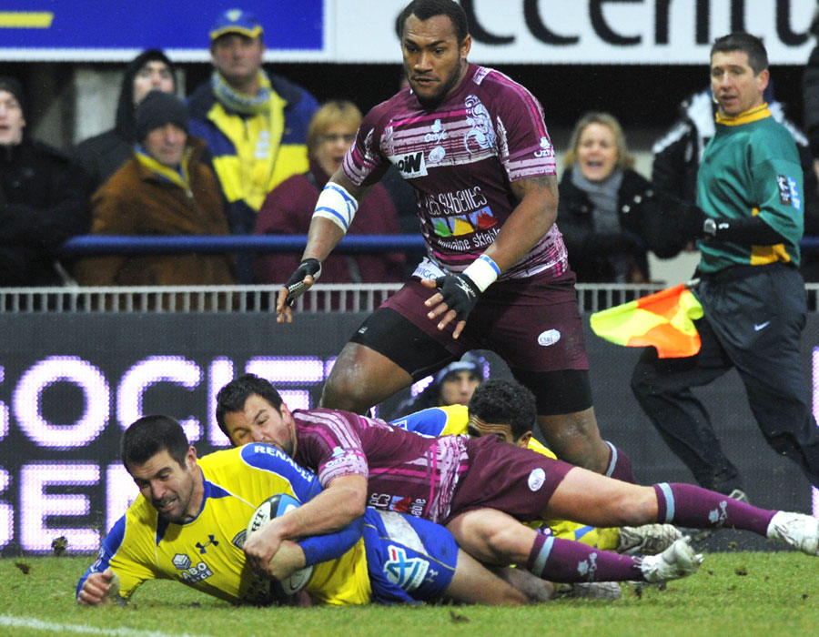 Clermont's Gavin Williams goes over for a try against Bourgoin