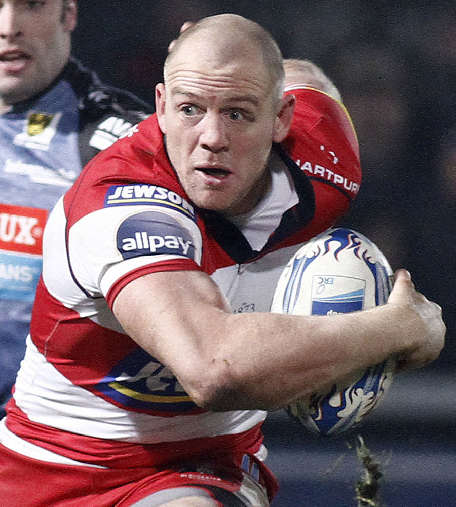 Gloucester centre Mike Tindall looks for support