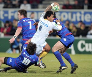 Clermont Auvergne's Sione Lauaki stretches the Racing defence, Clermont Auvergne v Racing Metro, Heineken Cup, Stade Marcel Michelin, Montferrand, France, January 14, 2011