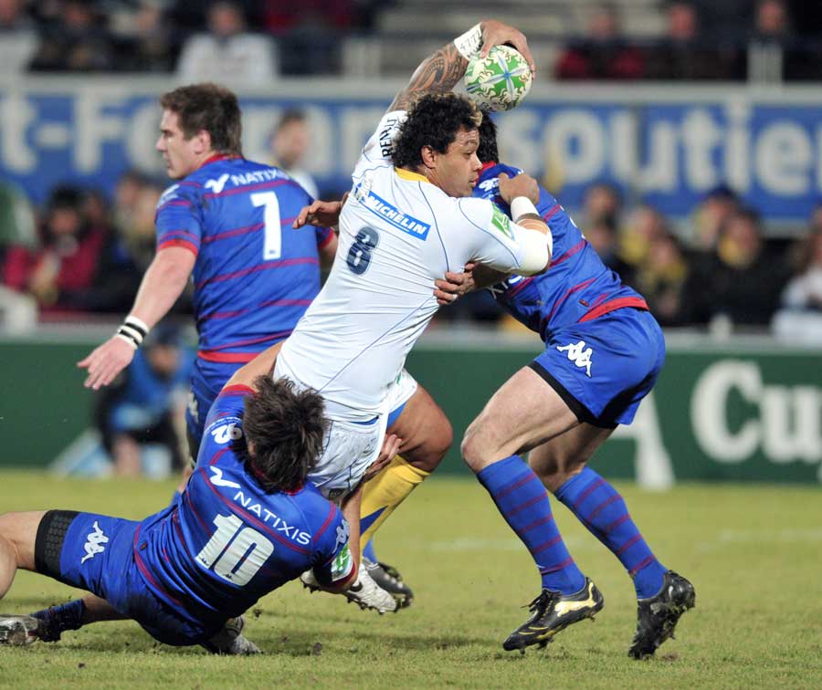 Clermont Auvergne's Sione Lauaki stretches the Racing defence