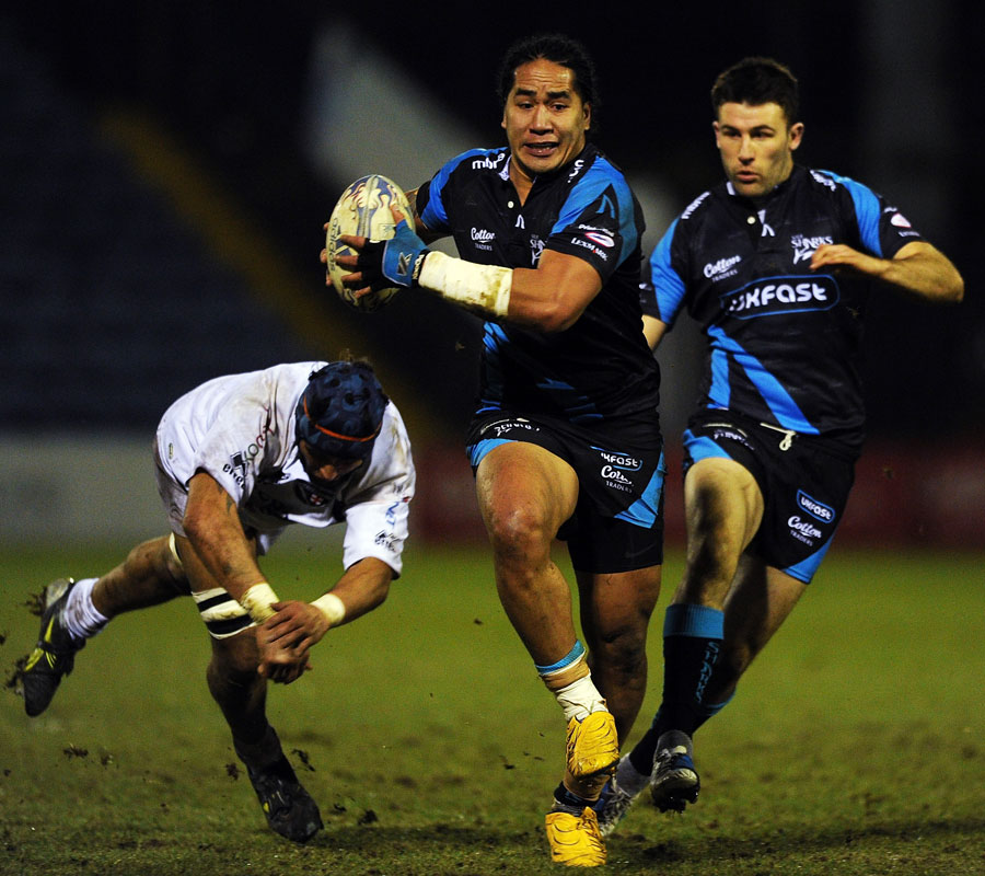 Sale's Andy Tuilagi tip toes away from the cover against Petrarca