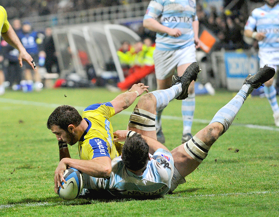 Clermont flanker Alexandre Lapandry reaches out to score