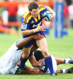 The Highlanders' Colin Slade stretches the Blues' defence, Highlanders v Blues, Super Rugby warm-up match, AMP Showgrounds, Balclutha, New Zealand, January 29, 2011


