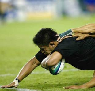 New Zealand hooker Keven Mealamu reaches out to score, new Zealand v South Africa, World Cup, November 8 2003