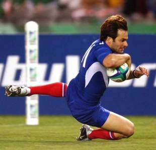France wing Christophe Dominici dives in to score, France v Ireland, World Cup, Telstra Dome, November 9 2003