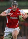 Wales' Jonathan Davies stretches the England defence