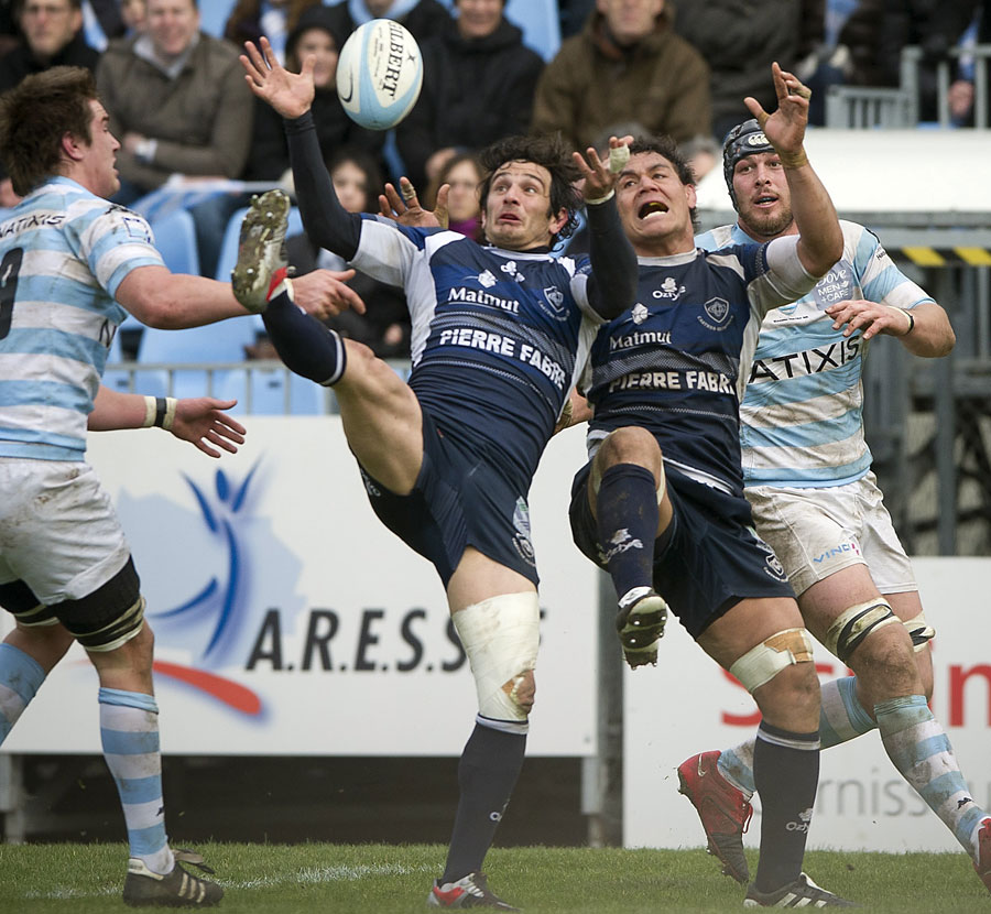 Castres duo Yannick Caballero and Chris Masoe compete for a high ball