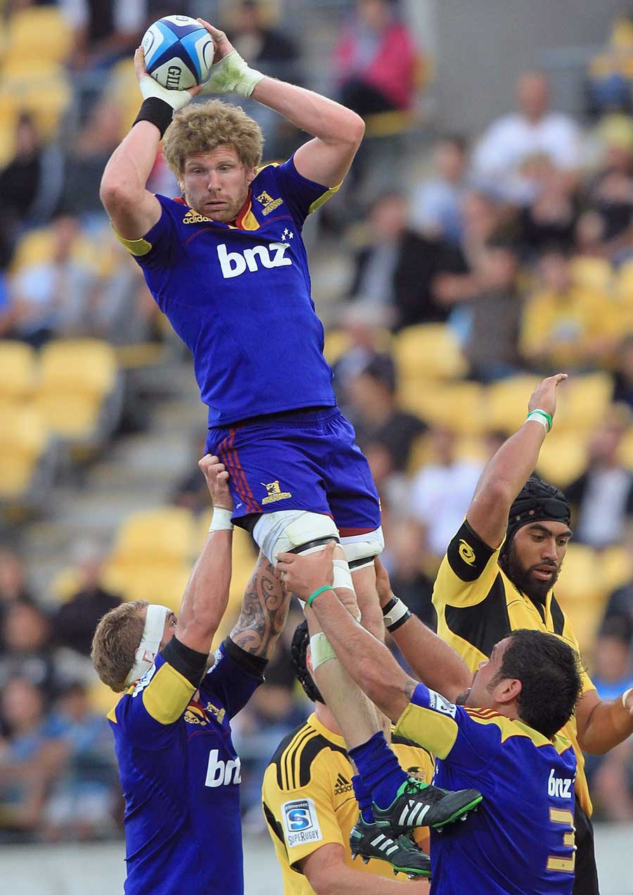 Highlanders lock Adam Thompson claims a lineout