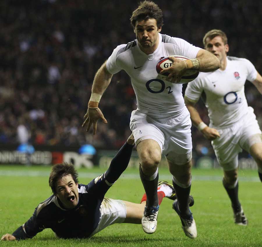 Francois Trinh-Duc's attempt to tackle Ben Foden is in vain