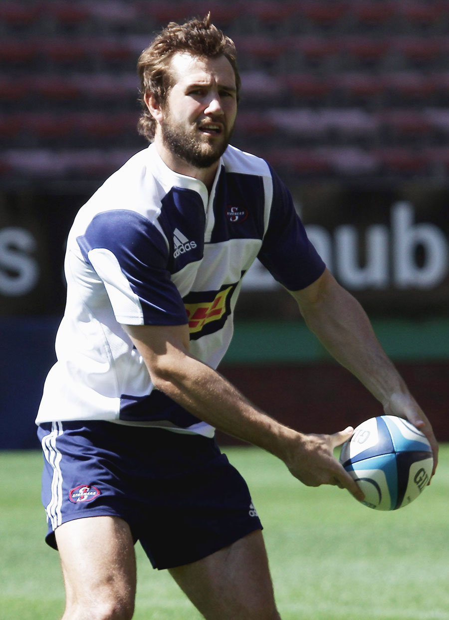 Stormers fly-half Peter Grant prepares to pass during training