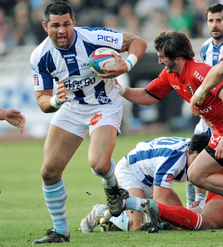 Bayonne's Troy Flavell is grabbed by Toulouse's Maxime Medard