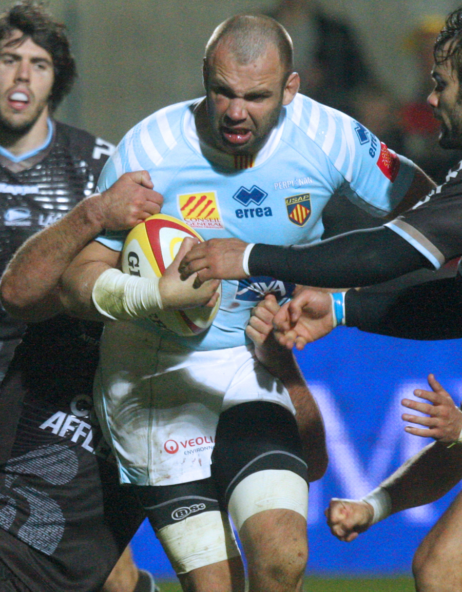 Perpignan's Gregory le Corvec stretches the Bayonne defence