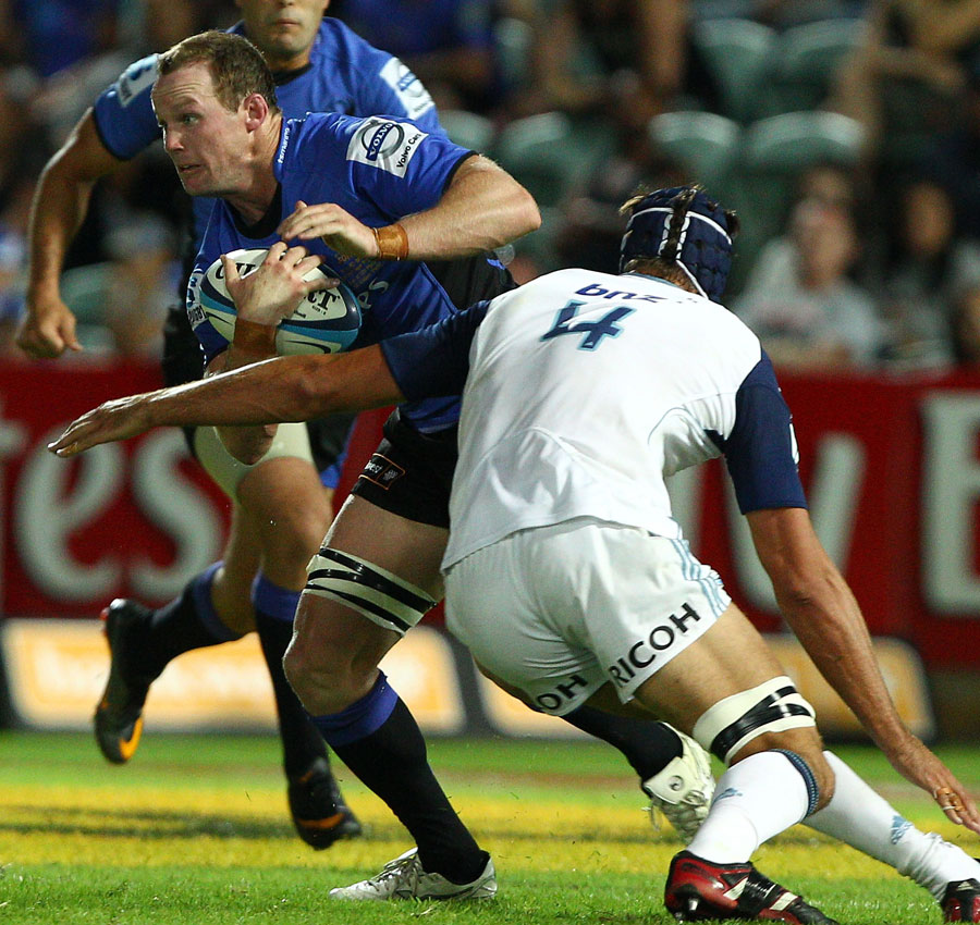 Western Force flanker Richard Brown wrong-foots Anthony Boric of the Blues