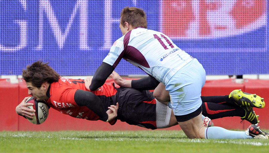 Toulon's Benjamin Lapeyre dives over against Bourgoin