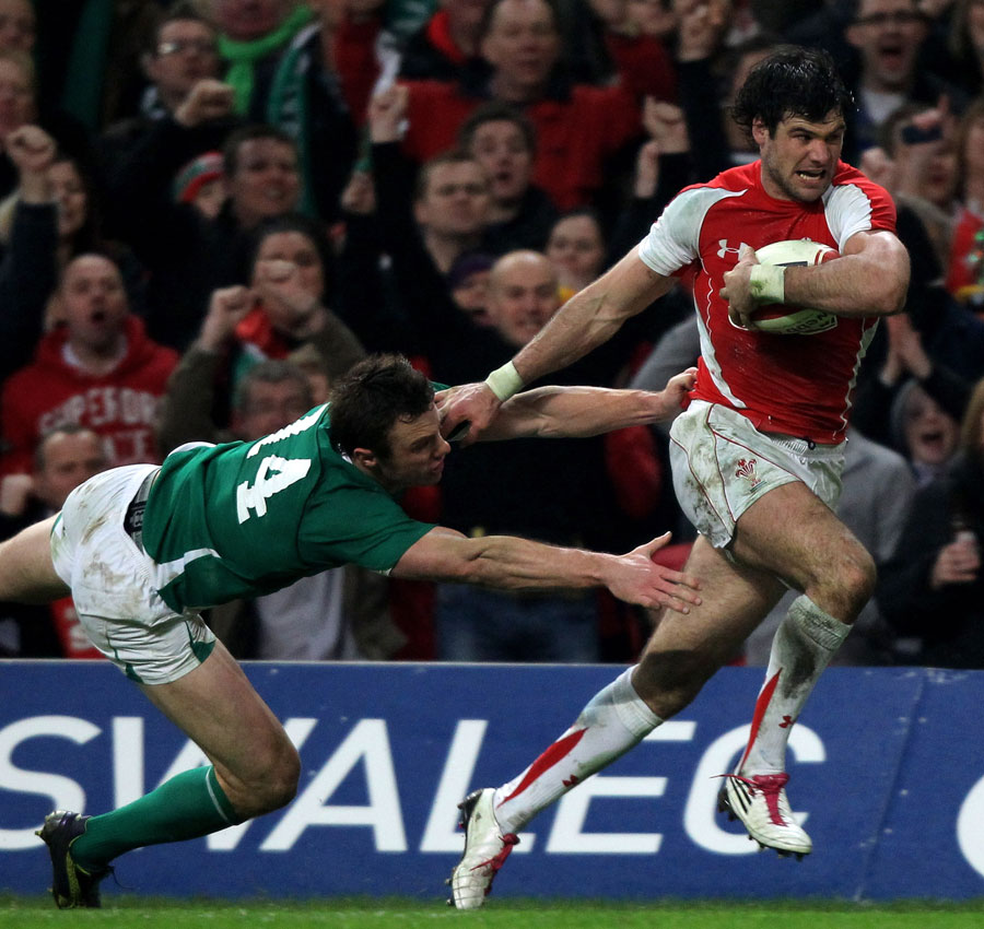 Wales scrum-half Mike Phillips outpaces Ireland's Tommy Bowe