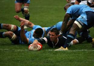 Ruan Pienaar stretches to score in the Currie Cup final between Sharks and Blue Bulls held at King's Park October 25, 2008