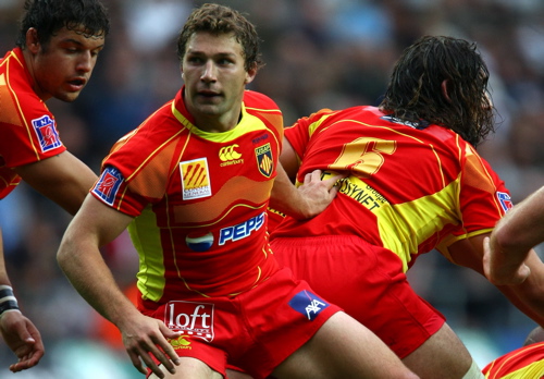 Chris Cusiter of Perpignan looks to feed the ball out 