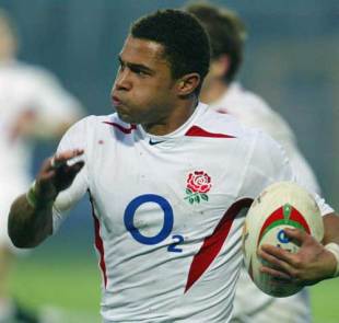 England winger Jason Robinson races in to score against Italy at the Stadio Flaminio, February 15 2004