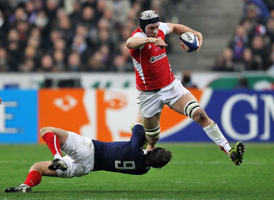 Wales' Ryan Jones evades France's Morgan Parra