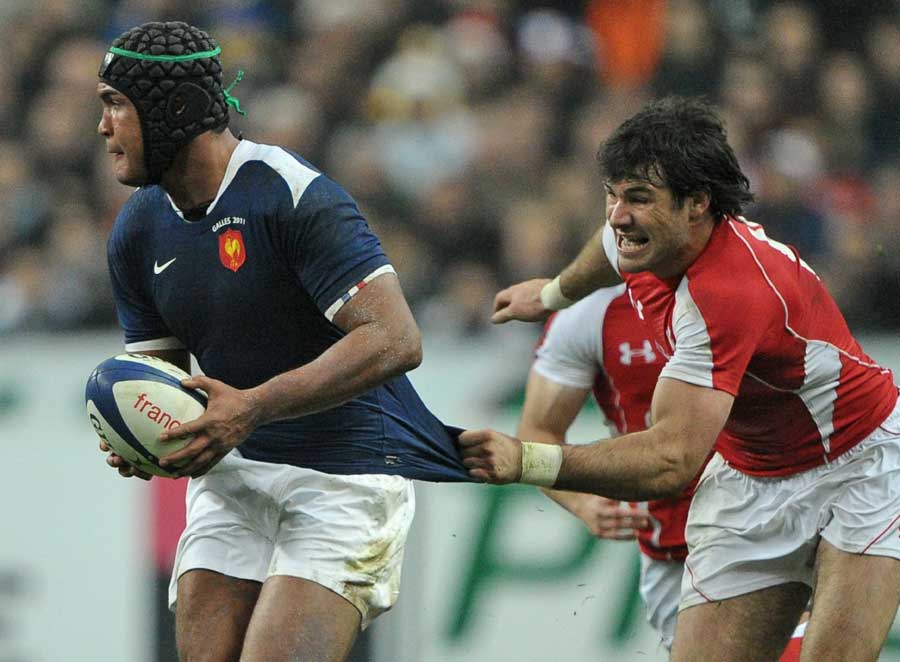 Wales' Mike Phillips snags France's Thierry Dusautoir