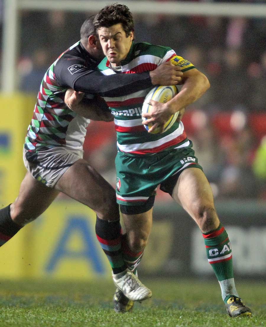 Leicester's Anthony Allen stretches the Harlequins defence