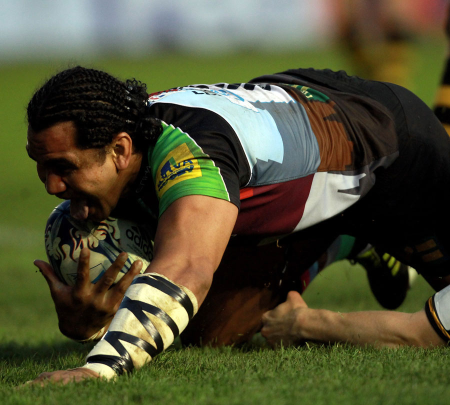 Harlequins flanker Maurie Fa'asavalu dives in to score