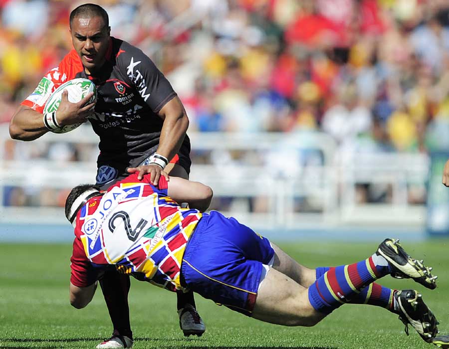 Toulon's Rudi Wulf tries to evade a tackle against Perpignan