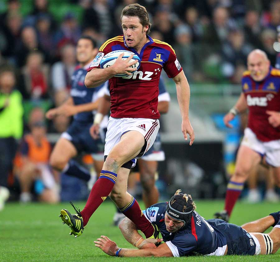 The Highlanders' Ben Smith strides through the Rebels' defence