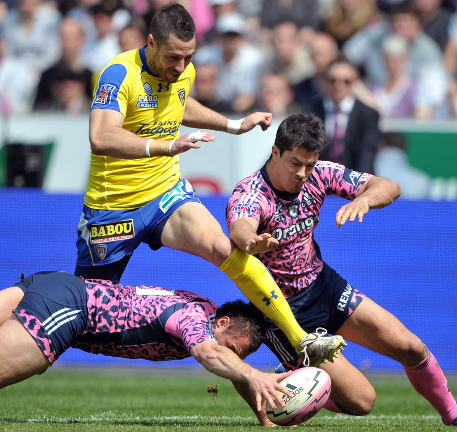 Clermont Auvergne winger Julien Malzieu causes chaos in the Stade defence