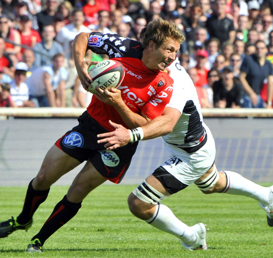 Toulon's Jonny Wilkinson is caught by the Toulouse defence