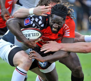 Toulon's Paul Sackey looks to force an opening, Toulon v Toulouse, Top 14, Stade Velodrome, Marseillle, France, April 16, 2011