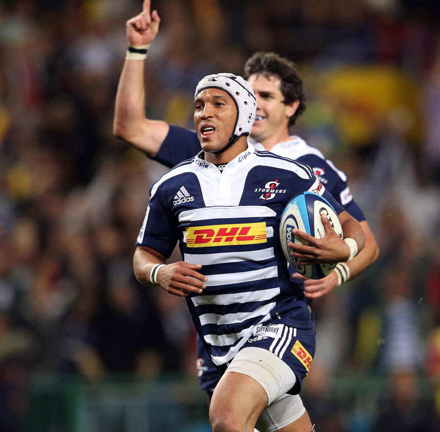 Stormers wing Gio Aplong cruises through to score