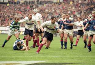 Alain Penaud runs in to score against Italy at the Stade de France, April 1 2000