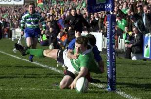 Brian O'Driscoll scores a controversial try against France at Lansdowne Road, February 17 2001