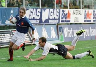 Philippe Bernat-Salles rounds the Italian defence to score during a bruising clash at the Stadio Flaminio, March 3 2001