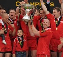 Munster's Paul O'Connell lifts the Magners League trophy