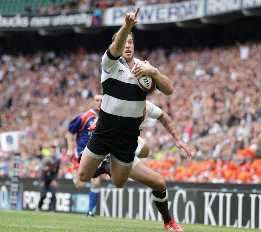 The Barbarians' Tim Visser dives in to score