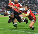 The Sharks' Lwazi Mvovo dives over to score