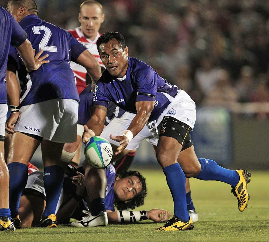 Samoa's Tasesa Lavea feeds his back line