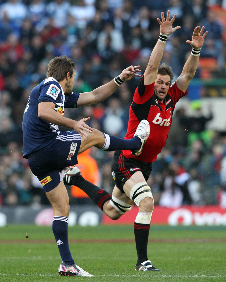 Richie McCaw attempts to charge down a Peter Grant clearance